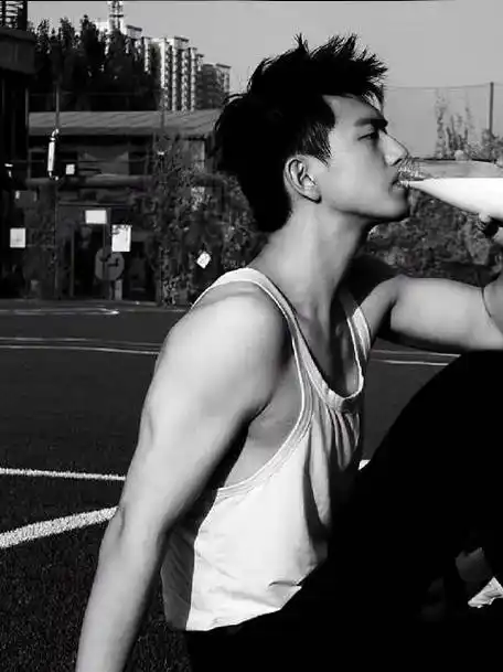 李现:要不你以为我的腹肌是怎么来的(骄傲脸)#李现是怎么忍住甜品只吃