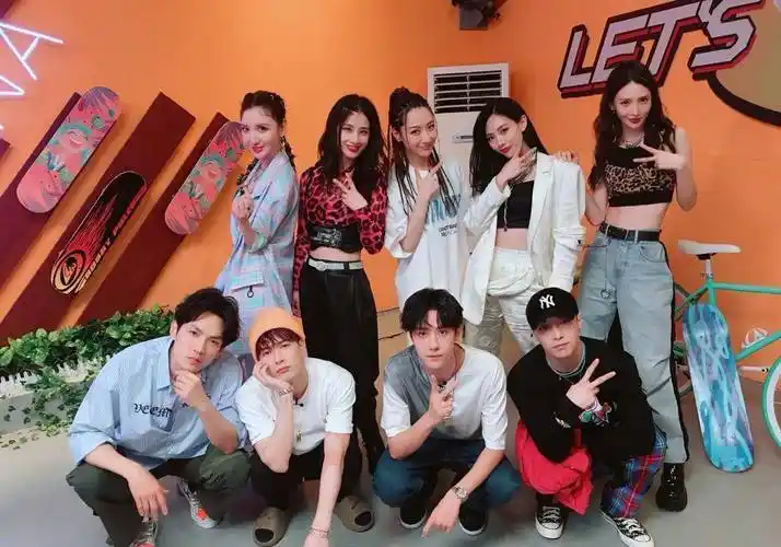 同时黄圣依还晒出与姐姐们的合照,白冰,王霏霏,张萌与金晨的状态也很