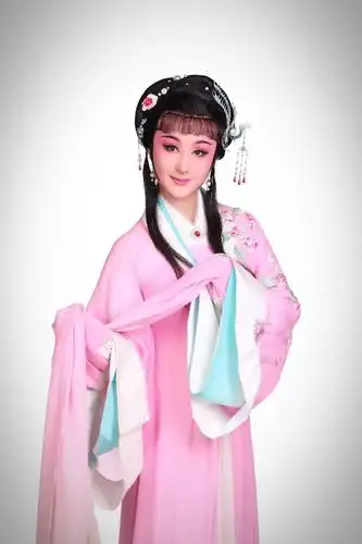 徐柳飞, 攻王派,师承当代越剧表演艺术家王志萍.