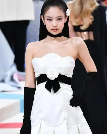 jennie出席met gala遭摄影师无视,大家只拍小丑女,粉丝出面打脸