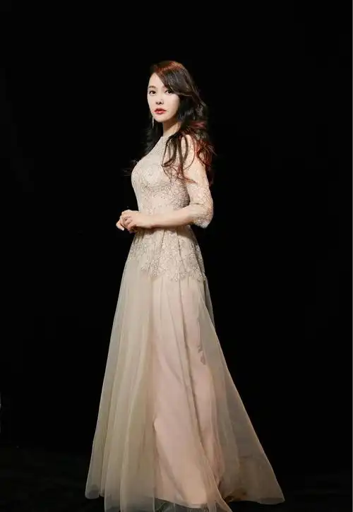 52岁伊能静复出,穿时尚深v长裙,身材保持完美