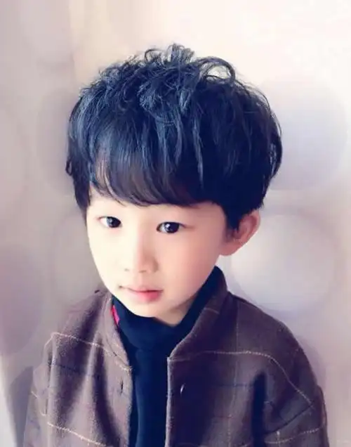 三四岁男孩剪什么发型比较好看