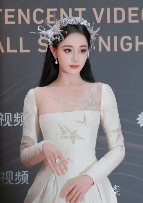 婚纱礼服年会晚礼服裙女2023新款轻奢高级感宴会主持人明星同款