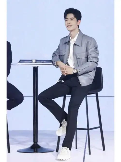 肖战小白鞋黑袜