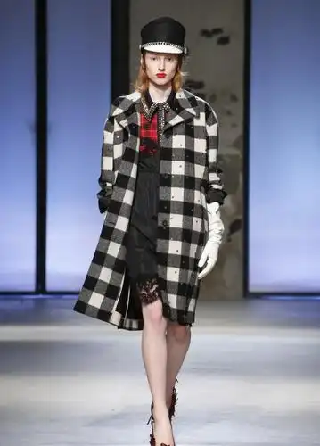 几何印花迷你连衣裙,驼色大衣,给人一种精致干练,自然帅气的视觉效果