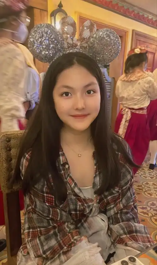 13岁王诗龄入学英国名校穿校服身材纤细宿舍奢华学费一年35万