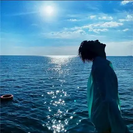 这是一种最新的伤痛文学,可以理解为类似月色真美一样比较隐晦的传达