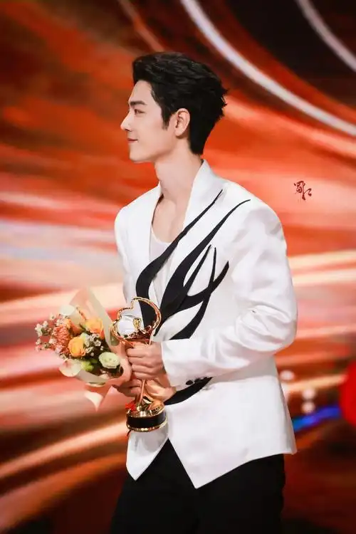 微博之夜肖战 #肖战顺顺利利  恭喜肖战荣获年度最优秀演员 - 兑趑