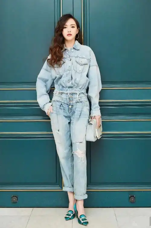 唐嫣又带火了一种新穿法宽松毛衣阔腿牛仔裤时髦洋气显腿长