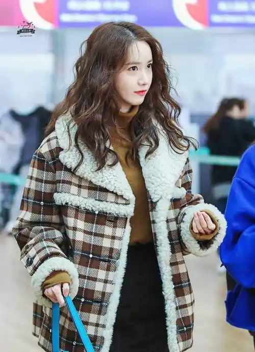 168cm林允儿演绎秋冬时尚,造型软萌甜美,这样穿保暖又显高级感_棕色