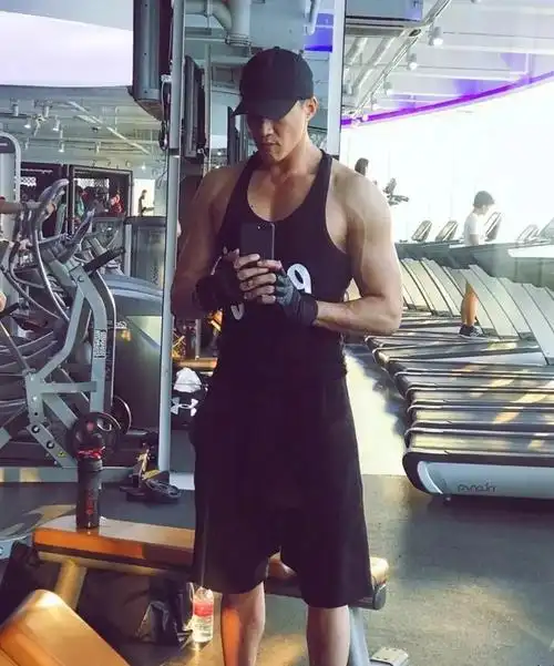 44岁何润东近照曝光果然人到中年就会幸福肥