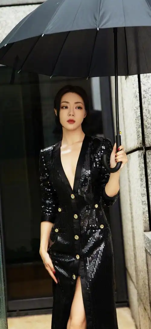 邓家佳依旧是时尚的女神,穿v领抹胸大衣秀造型,气质拿捏的到位_整体