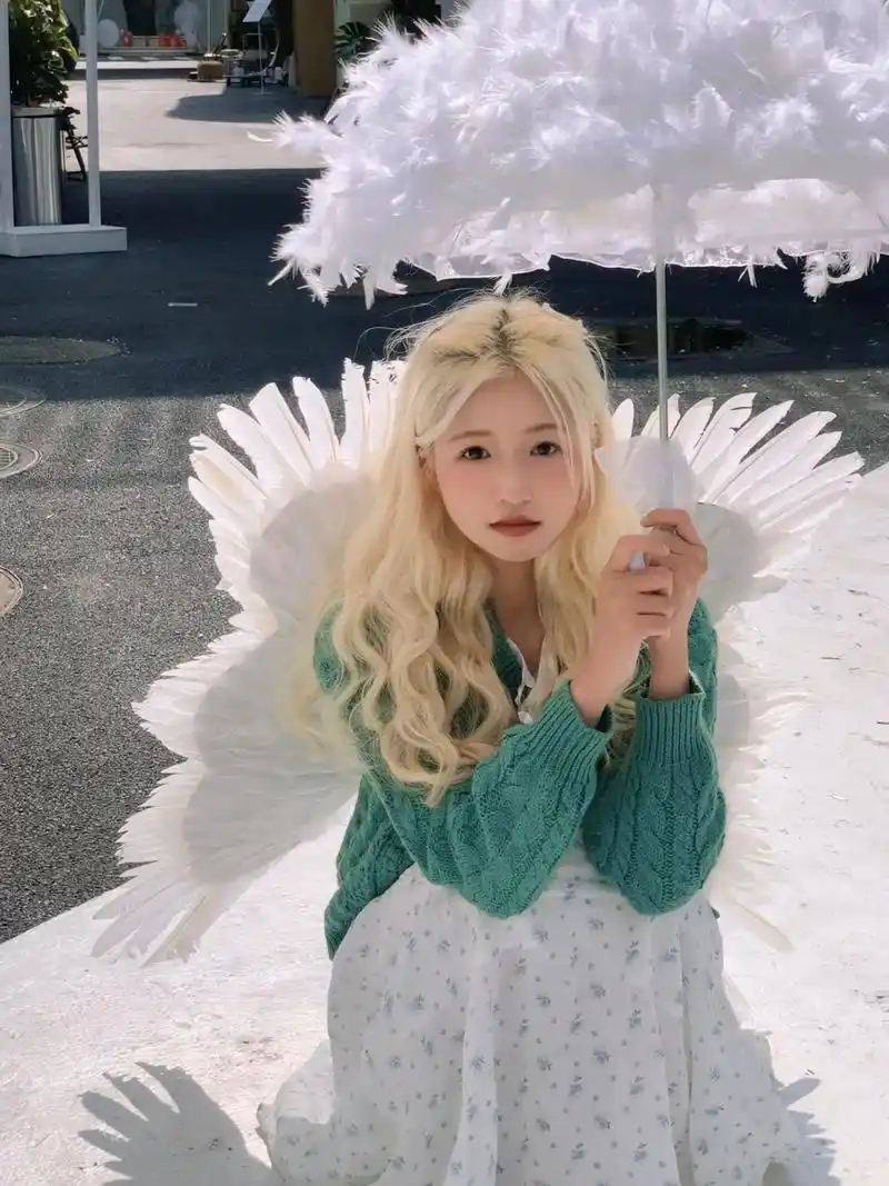 金色头发好适合拍翅膀写真喔!#摄影#写真花絮#分享照片 - 抖音