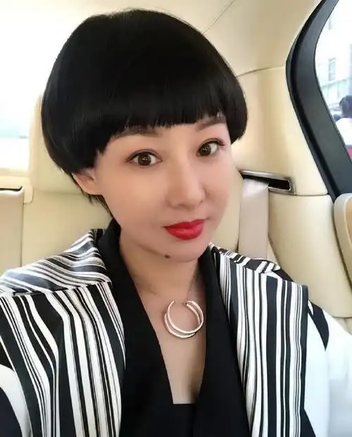 48岁无人敢娶因春晚小品爆红全国被前夫独宠9年如今成这样