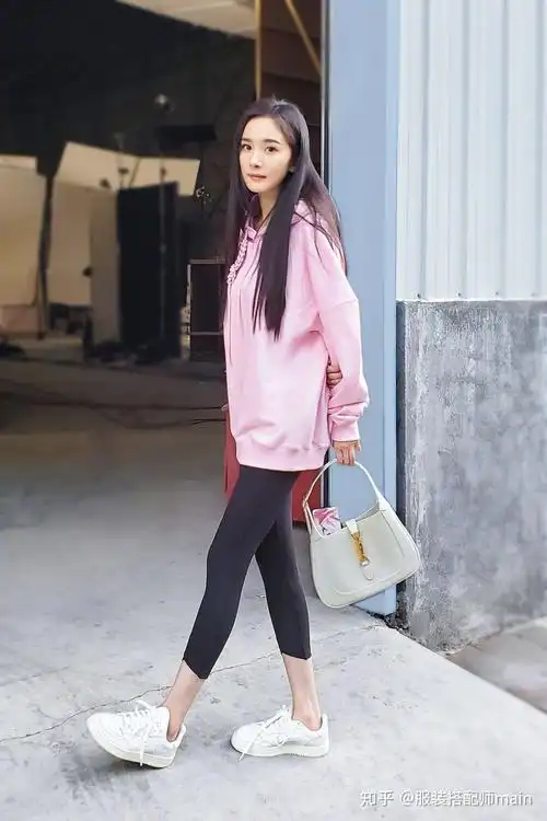 秋冬季穿搭如何显腿长带货女王杨幂示范这条裤子既保暖又显瘦