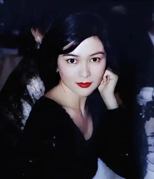 关之琳,这个名字在上世纪八九十年代风靡一时,家喻户晓;她是无数男人