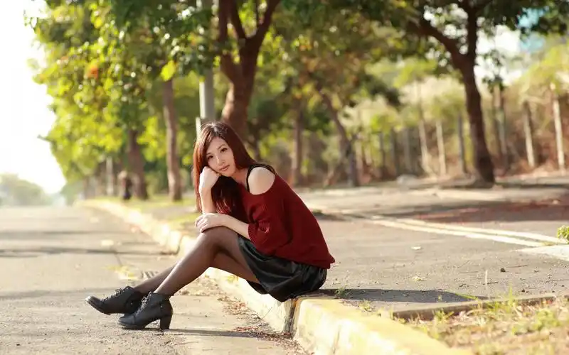 街头美丽漂亮美女黑色丝袜电脑壁纸下载