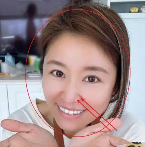 林心如再晒素颜照,原相机怼脸拍黑头藏不住,45岁皮肤状态看呆了