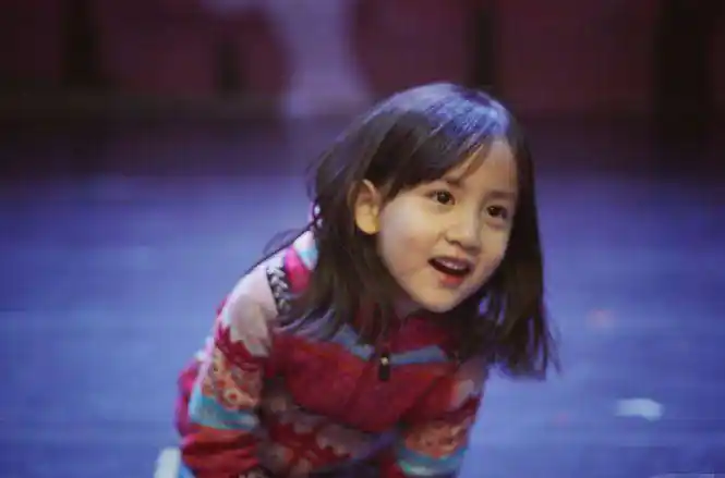 本以为黄多多就够美了,看到6岁的黄少艾,竟撞脸韩星林允儿_黄磊_孙莉