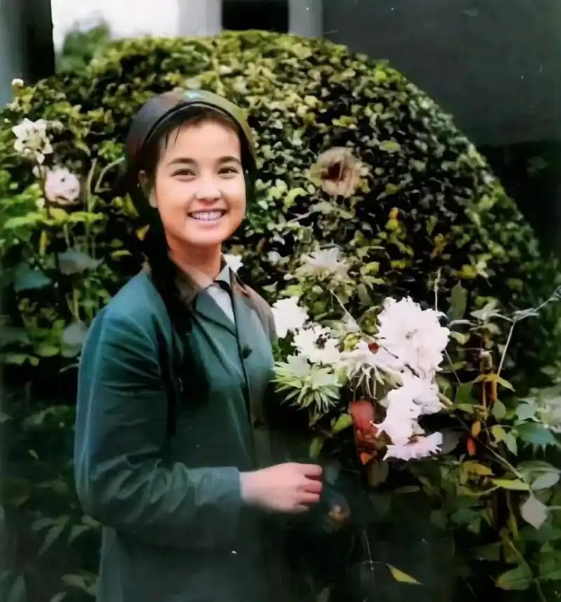刘晓庆年轻时确实很漂亮,清纯婉约端庄大方,又美又有福相