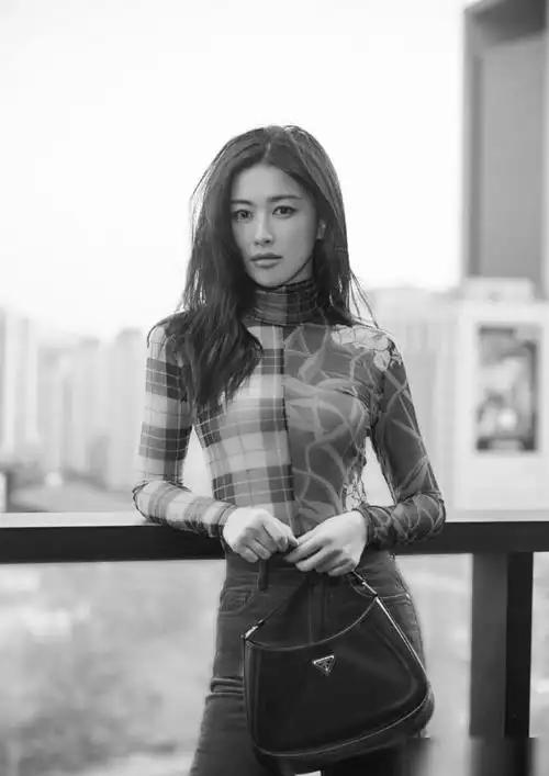 朱珠奉子成婚多张照片曝光孕肚小腹隆起确实明显