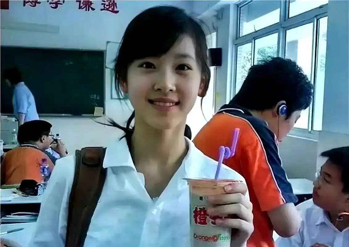 奶茶妹妹在被抓拍到火遍全网的拿奶茶照片之前,还被抓拍过吃炸鸡的