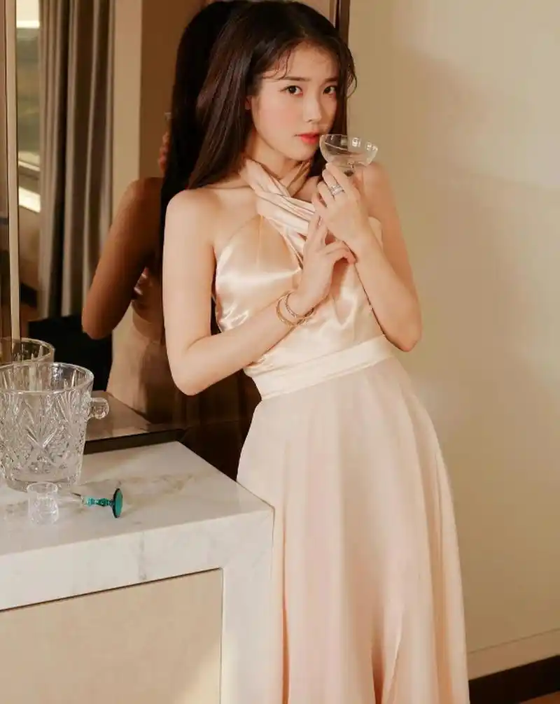 清纯妩媚,甜美可人的#iu# 李知恩,肤白貌美的容颜,窈窕曼妙的身材