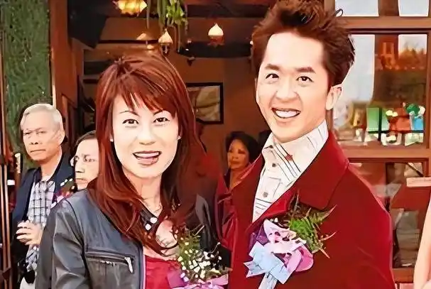 他成功地管理着三个恋人,享受着"一夫三妻"的生活,究竟是什么方法让他