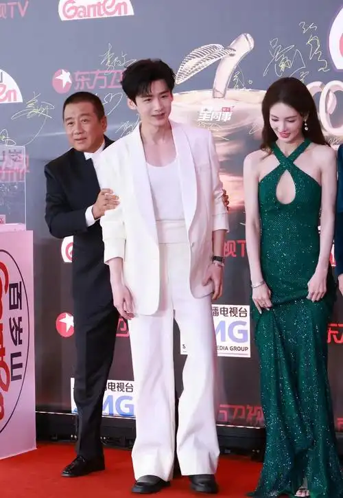 上海这一夜金晨底妆厚关晓彤又高又壮唐嫣笑出双下巴