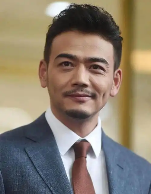 男人过了40岁,少留这2种"油腻发型",多剪另外3种,清爽更有型