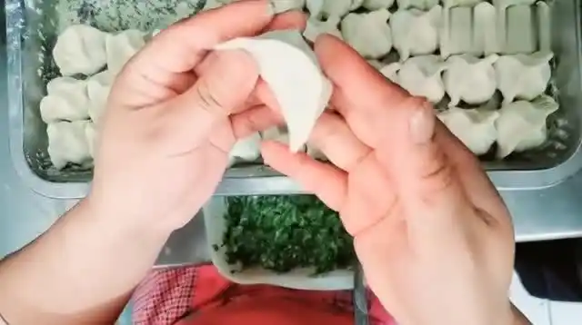 推荐一种包饺子的基本方法,手法快不破皮,收藏了下次在家试试吧