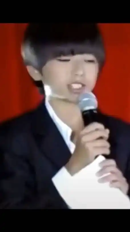 蔡徐坤13岁时演过童话二分之一#网上曝出了蔡徐坤小时候和张钧甯