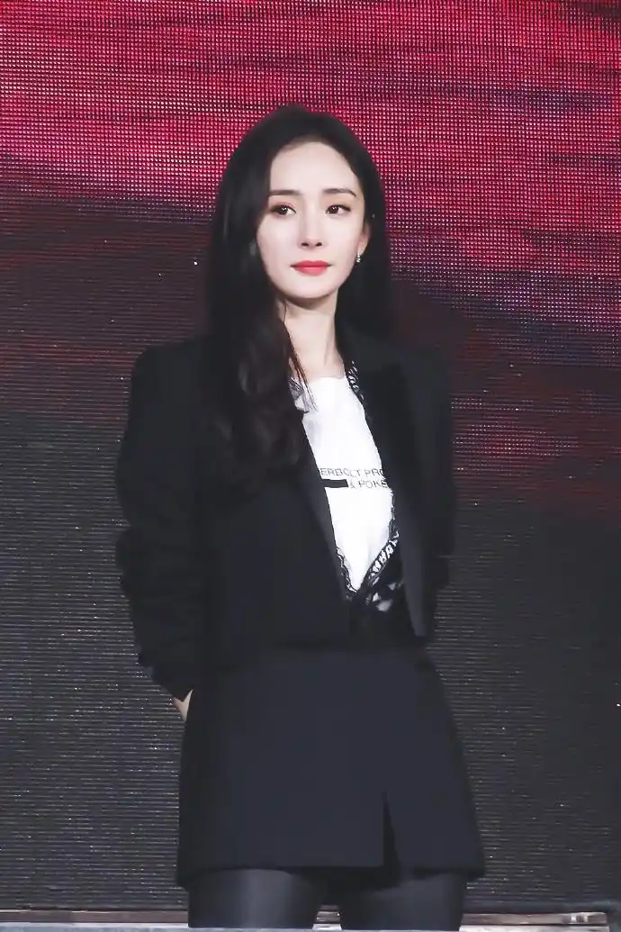 干练简洁酷帅造型的杨幂,出席表彰盛典荣获优秀演员奖和绿宝石奖