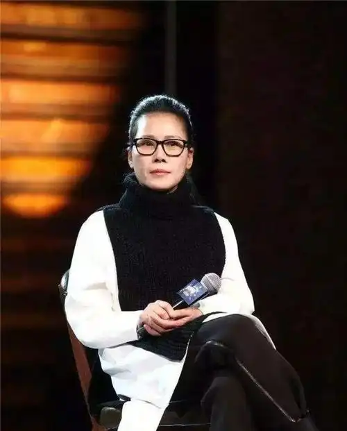 当问及田震与那英两位歌手在北京的交往情况时,田震表示,尽管两人都是