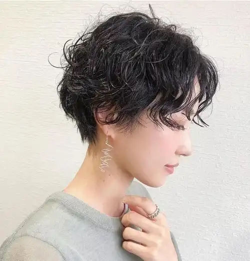 女人一过35岁发型就选烫卷卷洋气时尚很美满