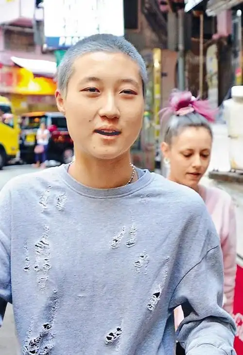 成龙女儿吴卓林彻底放飞自我,剃寸头穿破洞卫衣,颜值气质比爹差