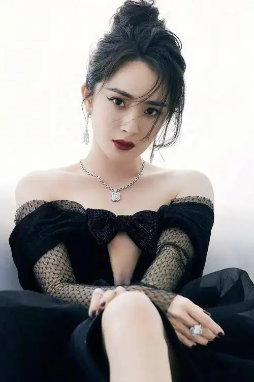 杨幂火辣辣的红唇火辣辣的诱惑