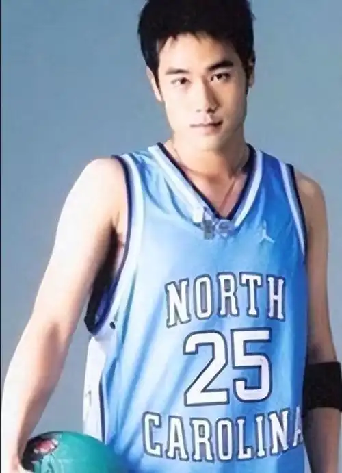 娶了"摇滚女神"谭维维,生下一儿一女,陈亦飞的生活如今怎么样