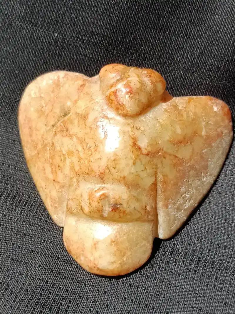 红山文化玉器种类繁多,大多以地方玉料为主,玉鸮是其中典型玉器之一