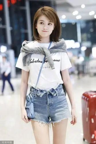 乔欣街拍:t恤牛仔短裤chanel球鞋 akris迷你包青春活力