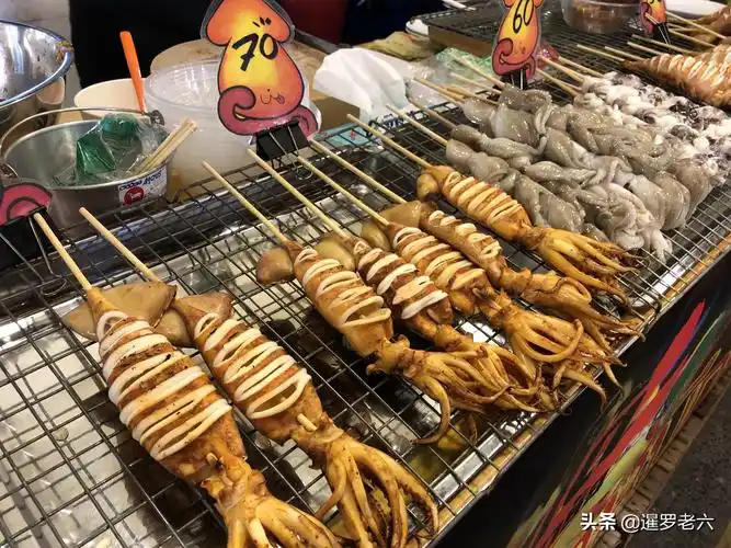 曼谷斯纳卡琳路的"老火车市场"走一圈!美食真不少,哪款都想吃