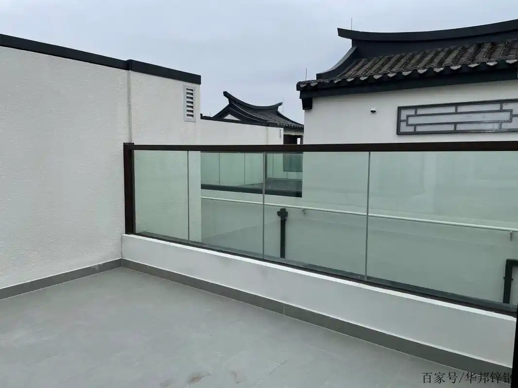 玻璃阳台护栏的安全性是否足够安全?