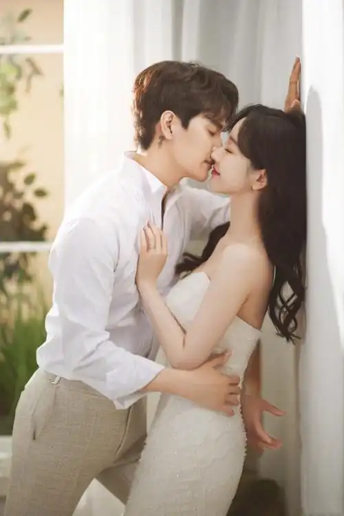 期待婚礼!张檬晒与老公婚纱照,身着中韩特色礼服甜蜜放闪超幸福