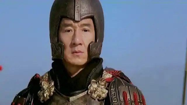 成龙偶然间听到神话这首歌,回看了神话这部电影,重剪了这首歌的mv