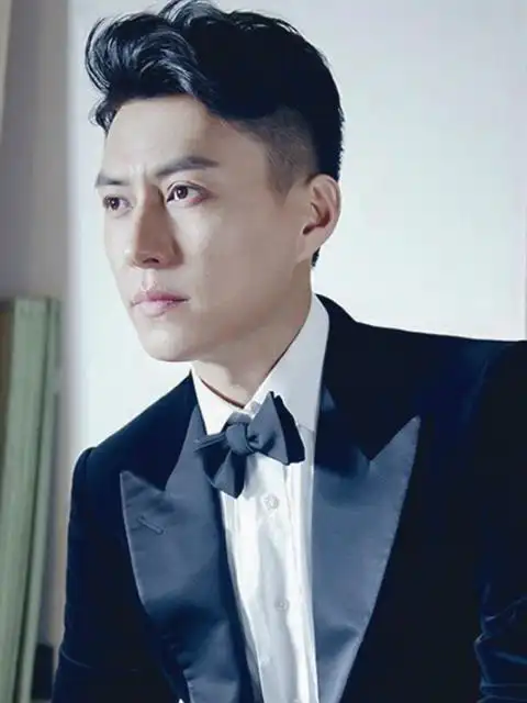 靳东最不舍得删的6张照片,图4十分霸气,图6你绝对没见过!