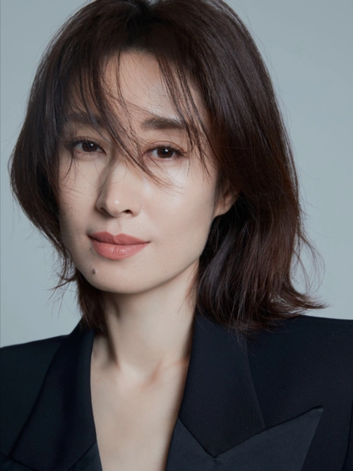 45岁刘敏涛气质太绝了,"长裙"造型惊艳又妩媚,比西装更拉风