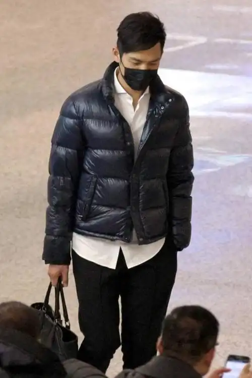 钟汉良机场行色匆匆网友面戴口罩仍遮不住型男的暖男的气质