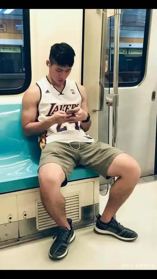 地铁上抓拍的粗壮肌肉男