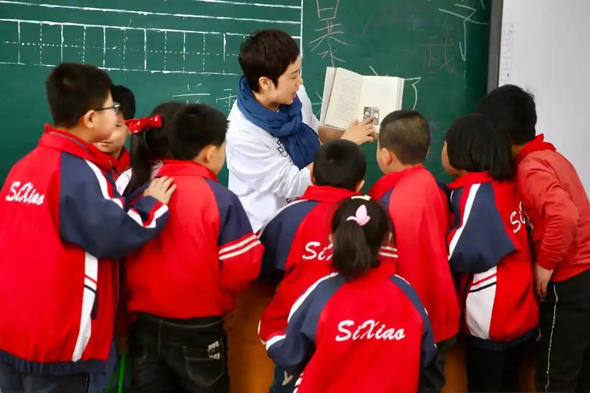 记忆中的平遥 演员蒋雯丽在平遥古城跟平遥小学生一起读书一起 - 抖