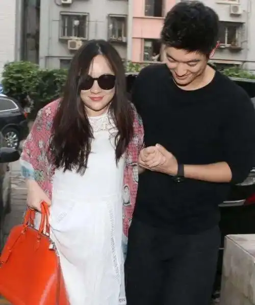 后来杜江透露了真实情况,霍思燕在怀孕期间体重翻了个倍,达到了160斤